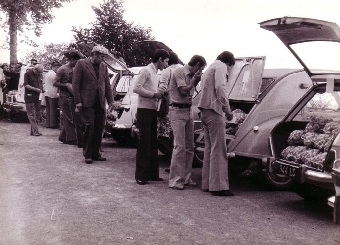 R acheteurs au marché 1976